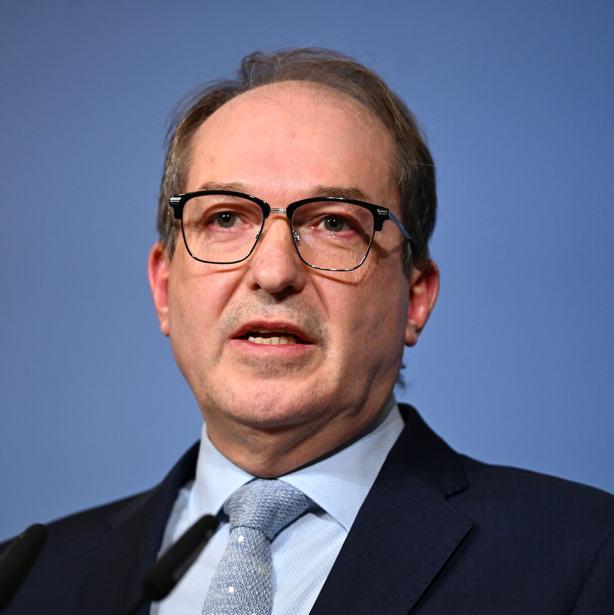 Bundesinnenminister Alexander Dobrindt (CSU) sagt, er wolle das Bundesamt für Verfassungsschutz zu einem echten Geheimdienst machen. (Archivbild) - Foto: Elisa Schu/dpa