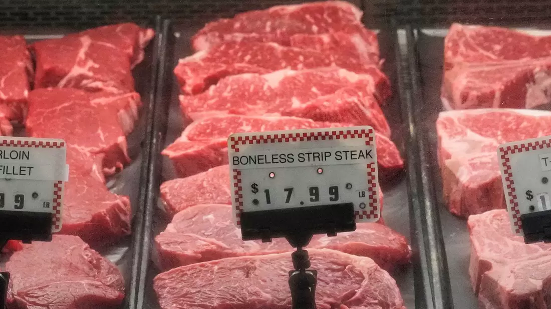 Maßnahme gegen die Klimakrise: weniger tierische Produkte konsumieren. (Symbolbild) - Bild: Sue Ogrocki/AP/dpa