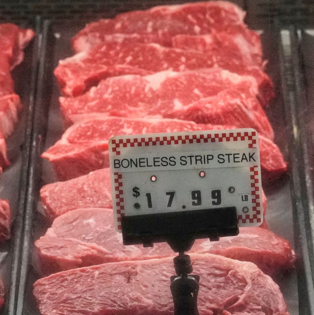 Maßnahme gegen die Klimakrise: weniger tierische Produkte konsumieren. (Symbolbild) - Foto: Sue Ogrocki/AP/dpa