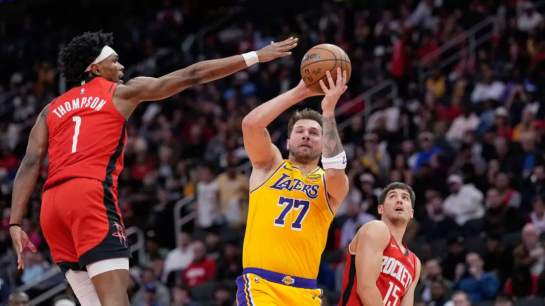 Luika Doncic dominierte gegen die Rockets mit 36 Punkten. - Bild: David J. Phillip/AP/dpa