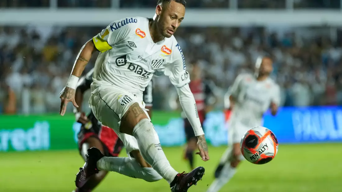 Neymar am Ball für den FC Santos. - Bild: Andre Penner/AP/dpa