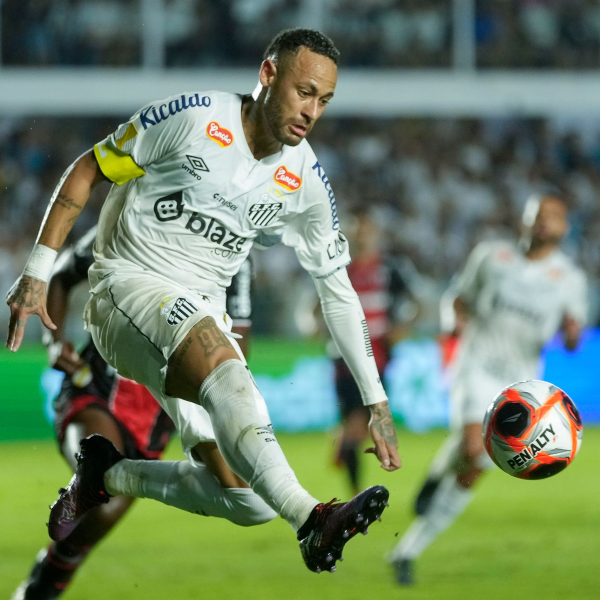 Neymar am Ball für den FC Santos. - Foto: Andre Penner/AP/dpa