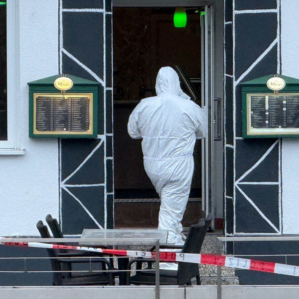 Die Ermittlungen vor Ort laufen. - Foto: Mike Seeboth/dpa