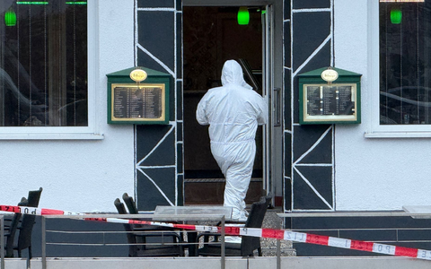 Die Ermittlungen vor Ort laufen. - Foto: Mike Seeboth/dpa