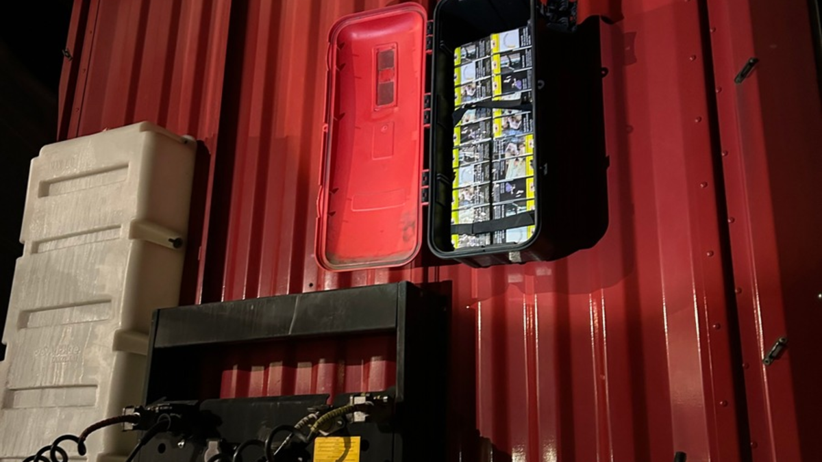 HZA-LA: Raffinierte Schmuggelverstecke in LKW entdeckt Landshuter Zollbeamte ziehen 6.400 unversteuerte Zigaretten aus dem Verkehr - Foto: presseportal.de