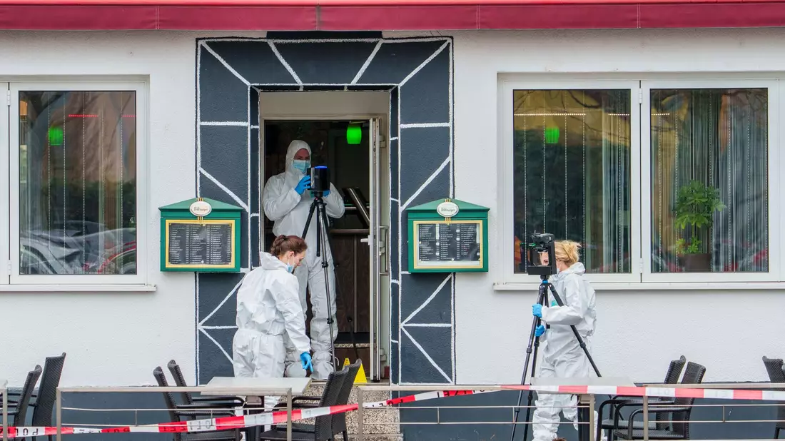 Fahnder sichern Spuren. - Bild: Andreas Arnold/dpa