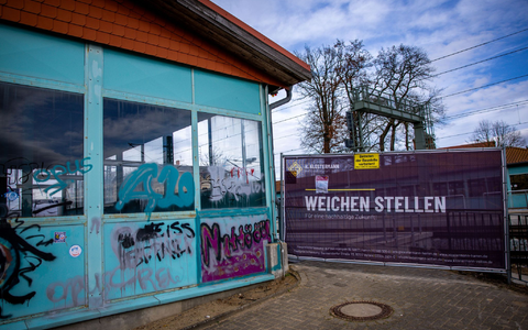 Eine Bahnbaustelle in Karstädt in Brandenburg. Nach Berechnung des Ifo-Instituts floss 2025 ein großer Teil der für Investitionen in die Infrastruktur vorgesehenen Milliardenschulden des Bundes in das Stopfen von Haushaltslöchern. (Archivbild)  - Foto: Jens Büttner/dpa
