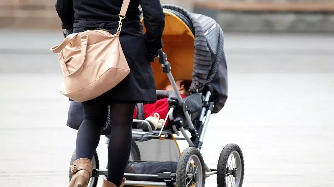 Mutter mit Kleinkind und Kinderwagen (Archiv) - Bild: via dts Nachrichtenagentur