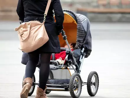 Mutter mit Kleinkind und Kinderwagen (Archiv) - Foto: via dts Nachrichtenagentur