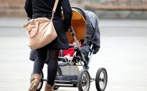 Mutter mit Kleinkind und Kinderwagen (Archiv) - Foto: via dts Nachrichtenagentur
