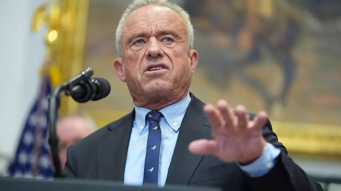 US-Gesundheitsminister Robert F. Kennedy forderte weniger Empfehlungen für Impfungen im Kindesalter – ein Gericht hat den Vorstoß nun gestoppt. (Archivbild) - Bild: Evan Vucci/AP/dpa