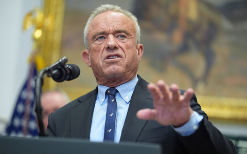 US-Gesundheitsminister Robert F. Kennedy forderte weniger Empfehlungen für Impfungen im Kindesalter – ein Gericht hat den Vorstoß nun gestoppt. (Archivbild) - Foto: Evan Vucci/AP/dpa