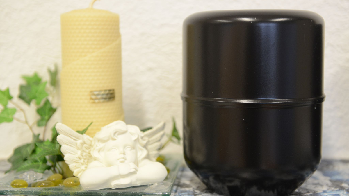 Ein Mann hat für die Rückgabe von mehr als 30 Urnen Lösegeld gefordert. (Symbolbild) - Foto: Patrick Seeger/dpa