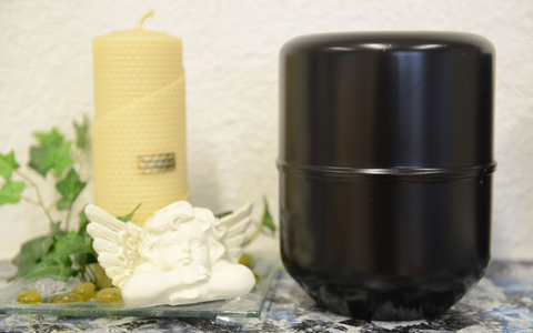 Ein Mann hat für die Rückgabe von mehr als 30 Urnen Lösegeld gefordert. (Symbolbild) - Foto: Patrick Seeger/dpa