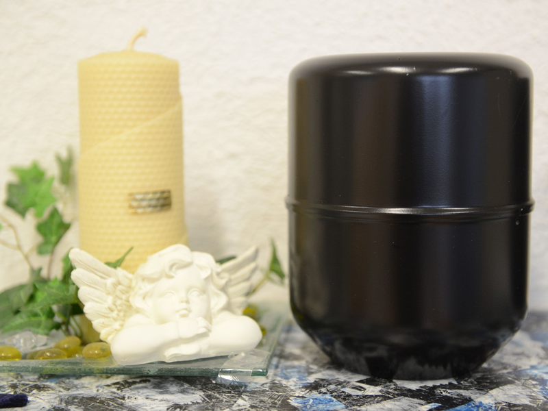 Ein Mann hat für die Rückgabe von mehr als 30 Urnen Lösegeld gefordert. (Symbolbild) - Foto: Patrick Seeger/dpa