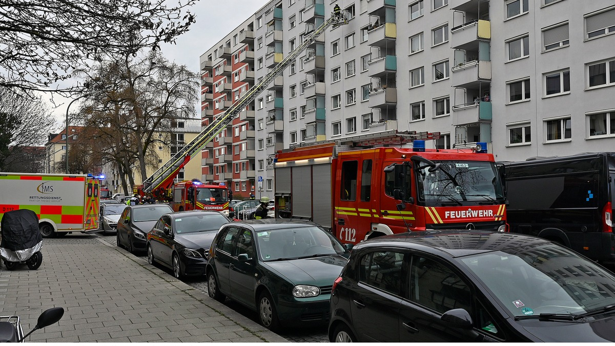 FW-M: Bewohnerin aus Brandwohnung gerettet (Schwabing West) - Foto: presseportal.de