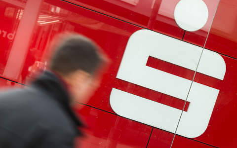 Die Sparkassen führen inzwischen fast acht Millionen Depots für ihre Kundinnen und Kunden. Die öffentlich-rechtlichen Institute sehen aber noch erhebliches Potenzial. (Symbolbild) - Foto: Julian Stratenschulte/dpa