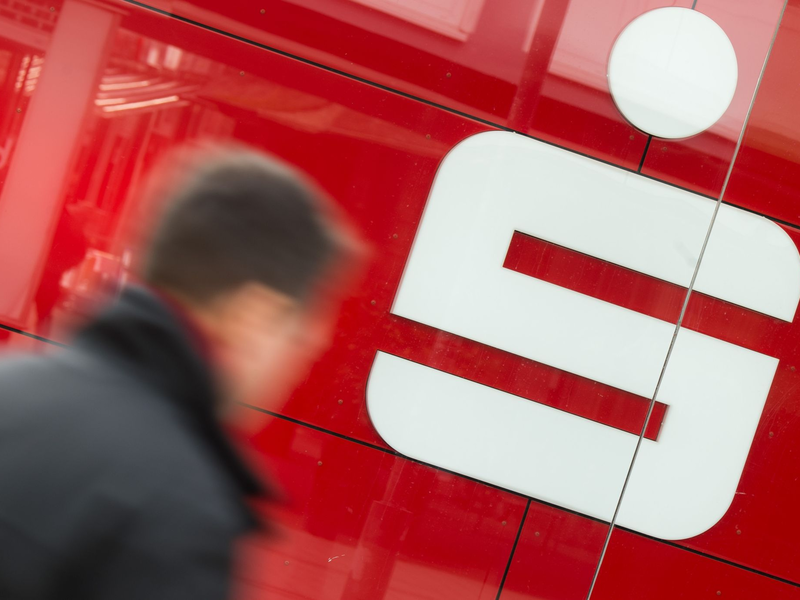 Die Sparkassen führen inzwischen fast acht Millionen Depots für ihre Kundinnen und Kunden. Die öffentlich-rechtlichen Institute sehen aber noch erhebliches Potenzial. (Symbolbild) - Foto: Julian Stratenschulte/dpa