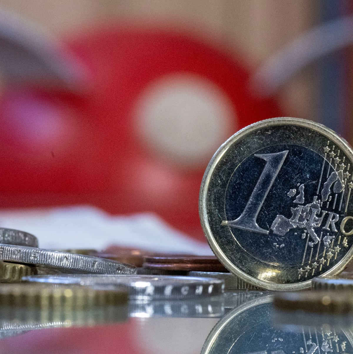 Viele Menschen in Deutschland sparen wie die Weltmeister. Viel Geld liegt auf Tagesgeldkonten, wo es in der Regel wenig Zinsen gibt. (Symbolbild) - Foto: Hendrik Schmidt/dpa