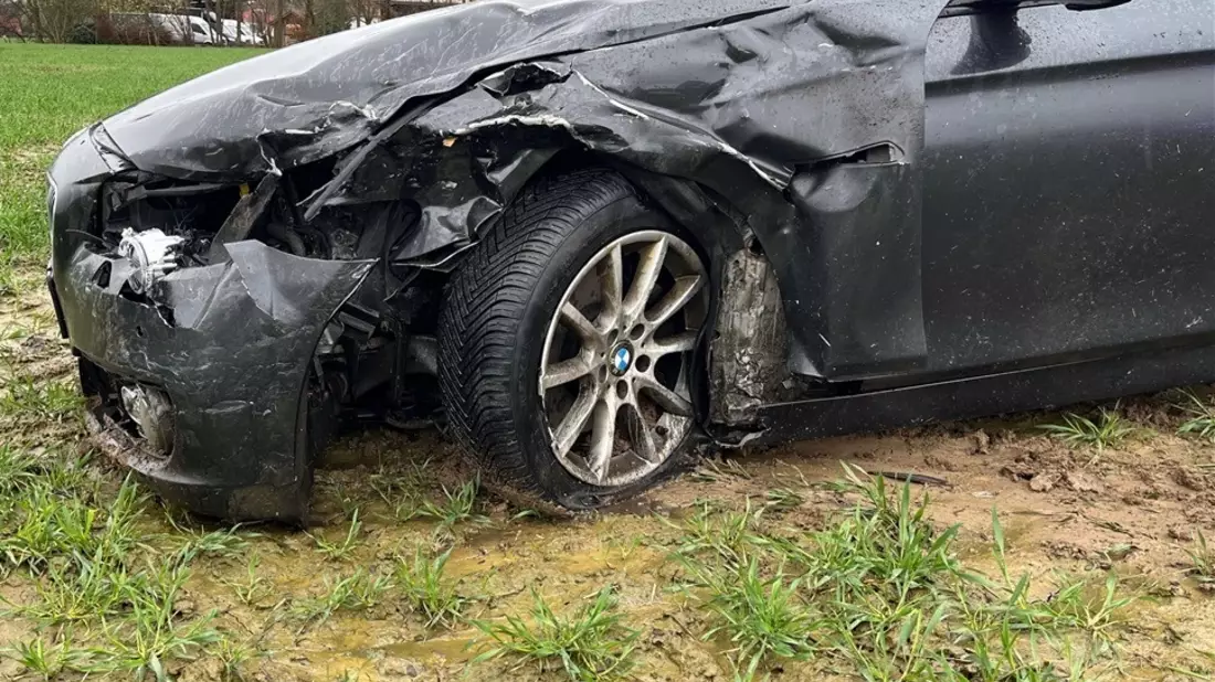 POL-MI: Pkw schleudert nach Zusammenstoß auf Ackerfläche - Bild: presseportal.de