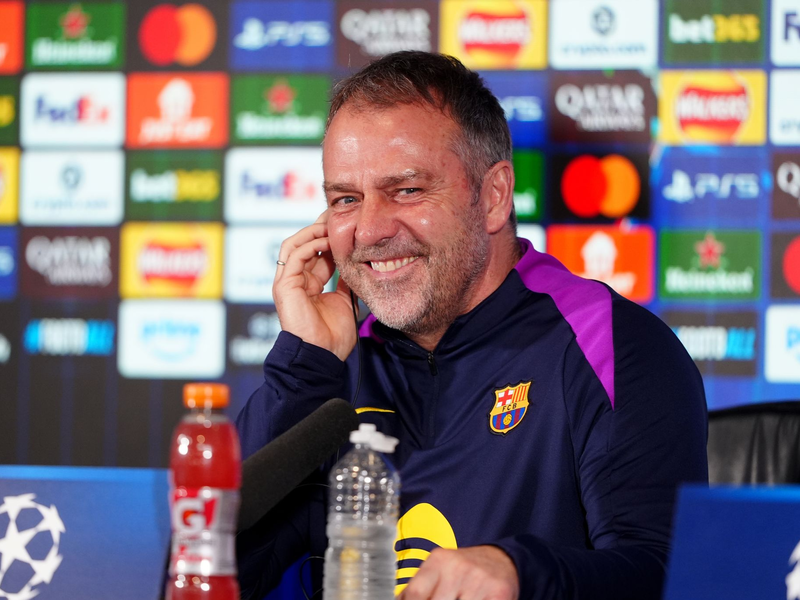  Hansi Flick bleibt weiter in Barcelona. (Archivbild) - Foto: Owen Humphreys/PA Wire/dpa