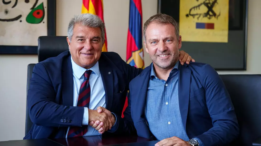 Joan Laporta (l) schwärmt von Hansi Flick (r). (Archivbild) - Bild: ---/FC Barcelona/dpa