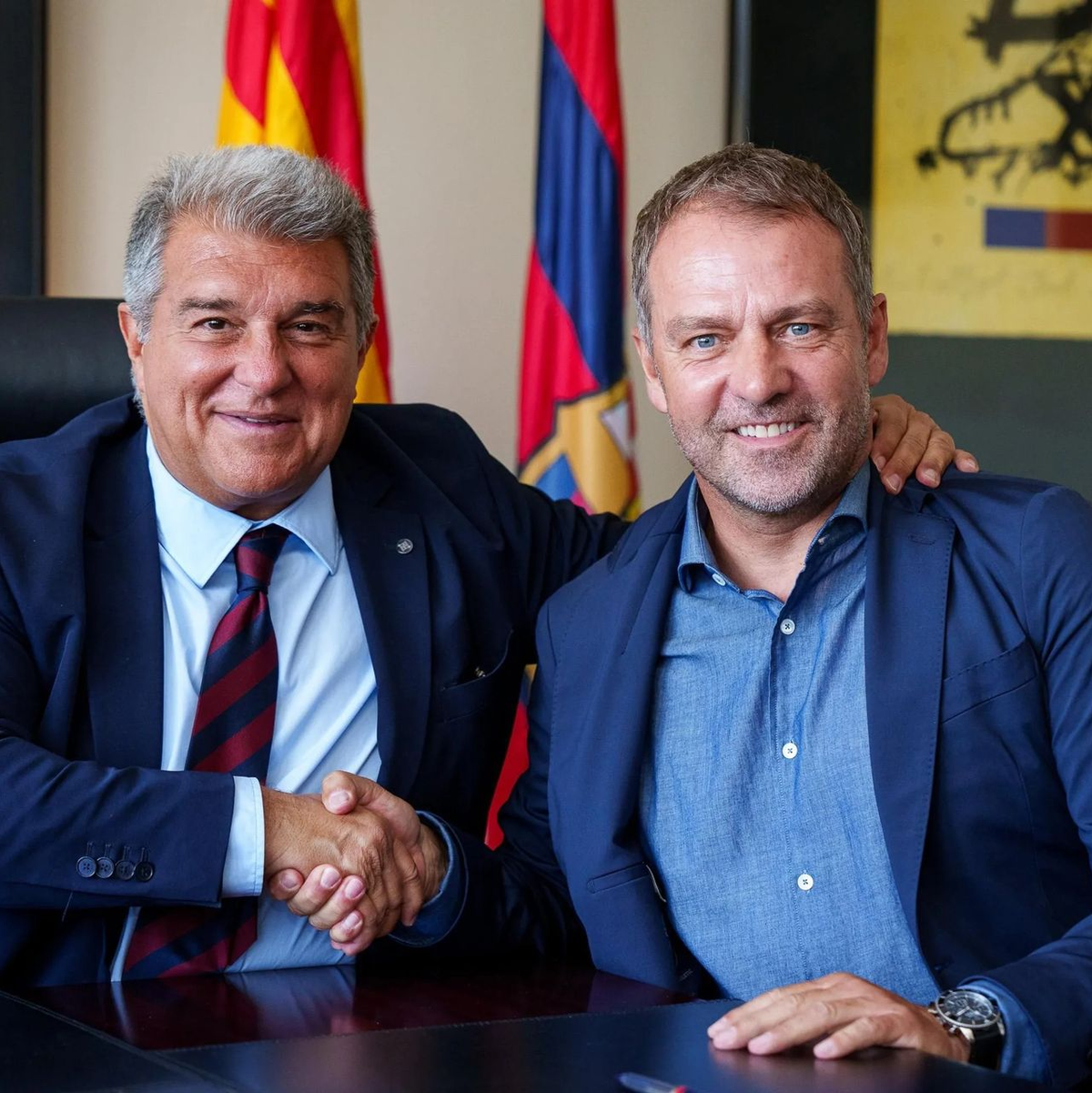 Joan Laporta (l) schwärmt von Hansi Flick (r). (Archivbild) - Foto: ---/FC Barcelona/dpa