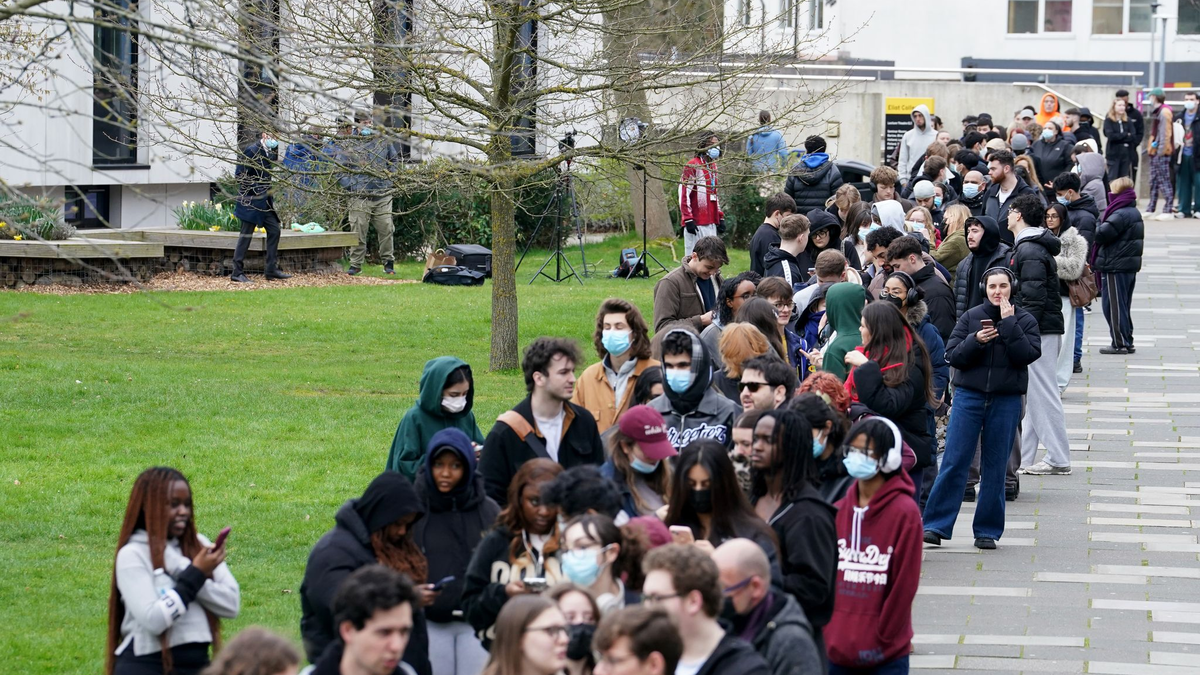 Menschen stehen an, um vorsorglich Antibiotika zu erhalten. - Foto: Gareth Fuller/PA Wire/dpa