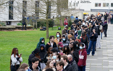 Menschen stehen an, um vorsorglich Antibiotika zu erhalten. - Foto: Gareth Fuller/PA Wire/dpa