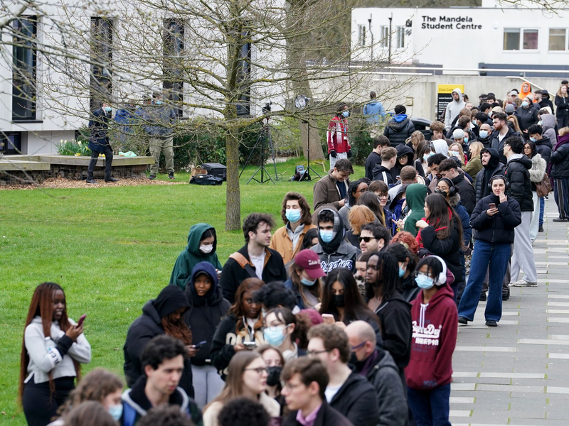 Menschen stehen an, um vorsorglich Antibiotika zu erhalten. - Foto: Gareth Fuller/PA Wire/dpa