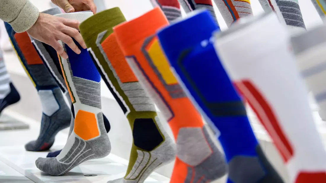 Socken sind zu einem beliebten modischen Accessoires geworden. - Bild: Matthias Balk/dpa