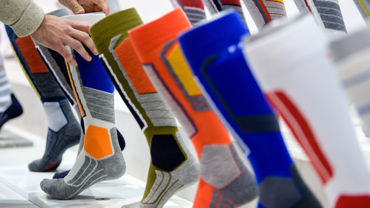 Socken sind zu einem beliebten modischen Accessoires geworden. - Foto: Matthias Balk/dpa