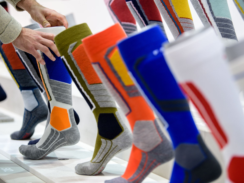 Socken sind zu einem beliebten modischen Accessoires geworden. - Foto: Matthias Balk/dpa