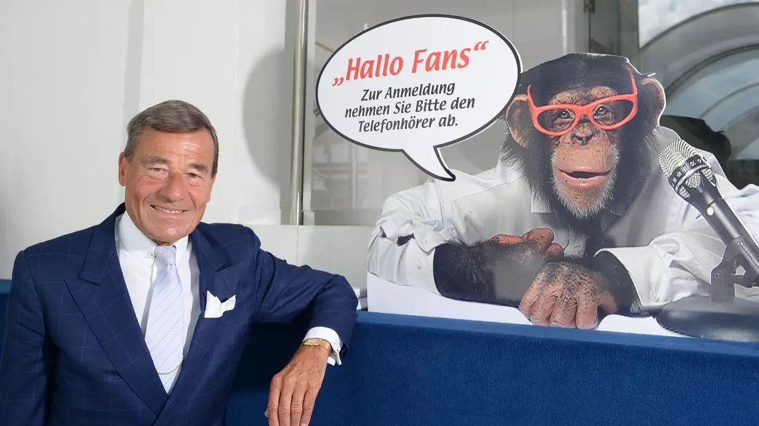 Der Affe Charly ist heute noch eine wichtige Werbefigur für Trigema. (Archivbil)  - Bild: Patrick Seeger/dpa