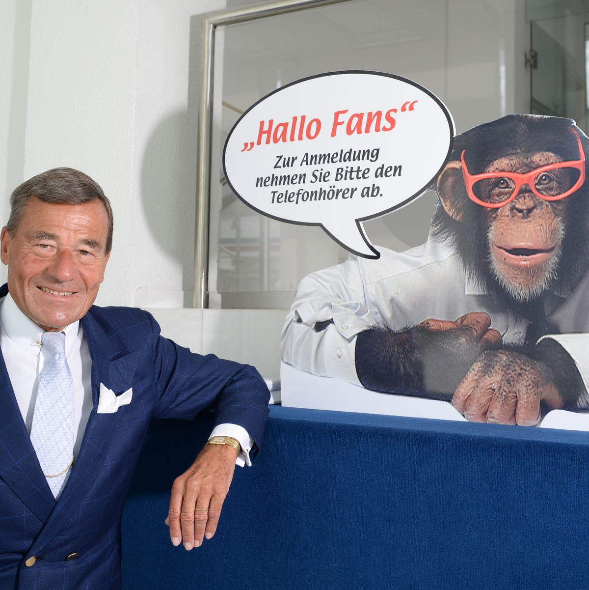 Der Affe Charly ist heute noch eine wichtige Werbefigur für Trigema. (Archivbil)  - Foto: Patrick Seeger/dpa