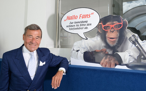 Der Affe Charly ist heute noch eine wichtige Werbefigur für Trigema. (Archivbil)  - Foto: Patrick Seeger/dpa