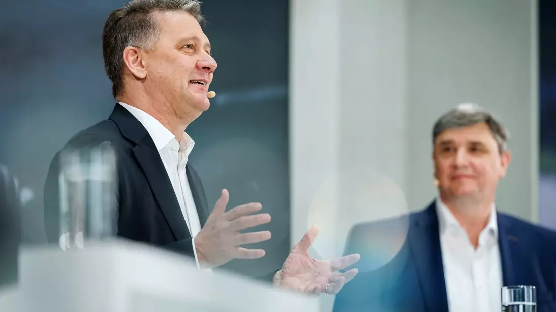Audi-Chef Gernot Döllner (l) und Finanzvorstand Jürgen Rittersberger legten überraschend gute Zahlen vor.  - Bild: Daniel Karmann/dpa