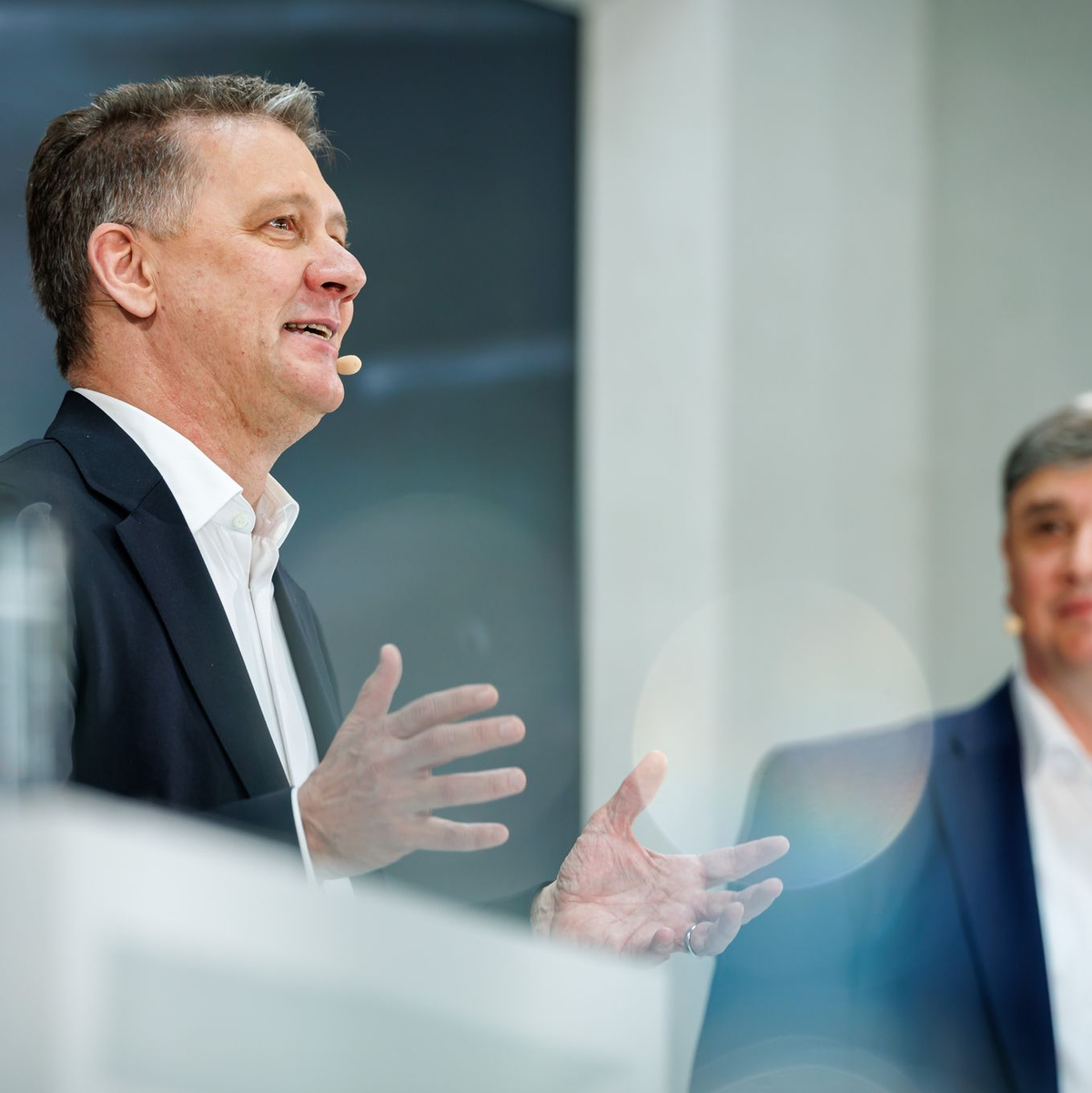 Audi-Chef Gernot Döllner (l) und Finanzvorstand Jürgen Rittersberger legten überraschend gute Zahlen vor.  - Foto: Daniel Karmann/dpa