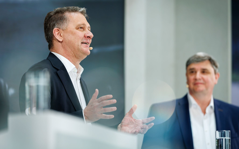 Audi-Chef Gernot Döllner (l) und Finanzvorstand Jürgen Rittersberger legten überraschend gute Zahlen vor.  - Foto: Daniel Karmann/dpa