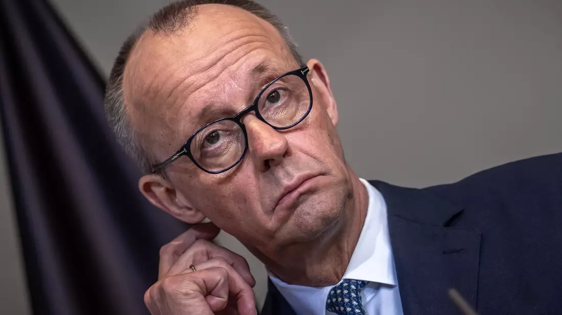 Klare Worte, keinen diplomatischen Floskeln: Kanzler Friedrich Merz (CDU) äußert sich bei einem Treffen mit seinem niederländischen Amtskollegen zu den Forderungen von US-Präsident Donald Trump nach Nato-Unterstützung zur Sicherung der Schifffahrt durch die Straße von Hormus. - Bild: Michael Kappeler/dpa
