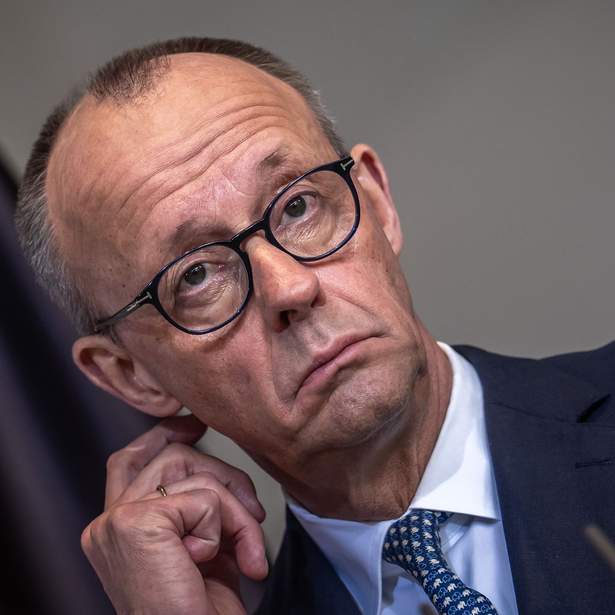 Klare Worte, keinen diplomatischen Floskeln: Kanzler Friedrich Merz (CDU) äußert sich bei einem Treffen mit seinem niederländischen Amtskollegen zu den Forderungen von US-Präsident Donald Trump nach Nato-Unterstützung zur Sicherung der Schifffahrt durch die Straße von Hormus. - Foto: Michael Kappeler/dpa