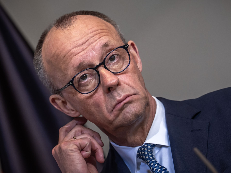 Klare Worte, keinen diplomatischen Floskeln: Kanzler Friedrich Merz (CDU) äußert sich bei einem Treffen mit seinem niederländischen Amtskollegen zu den Forderungen von US-Präsident Donald Trump nach Nato-Unterstützung zur Sicherung der Schifffahrt durch die Straße von Hormus. - Foto: Michael Kappeler/dpa