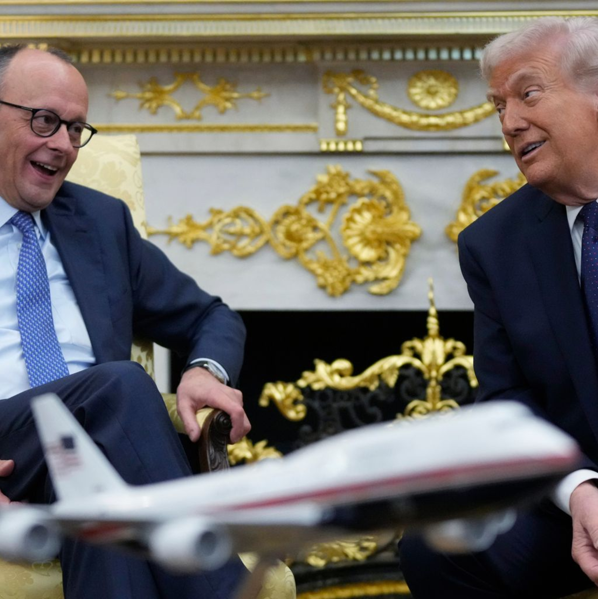 Kanzler Friedrich Merz (CDU) Anfang März zu Gast bei US-Präsident Donald Trump im Oval Office im Weißen Haus.  - Foto: Mark Schiefelbein/AP/dpa