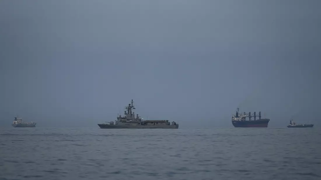 Als Folge des Iran-Krieges ist die für Öllieferungen wichtige Straße von Hormus nahezu blockiert. Hier patrouilliert ein Marine-Schiff der Vereinigten Arabischen Emirate neben Frachtschiffen und Öltankern dort. - Bild: Altaf Qadri/AP/dpa