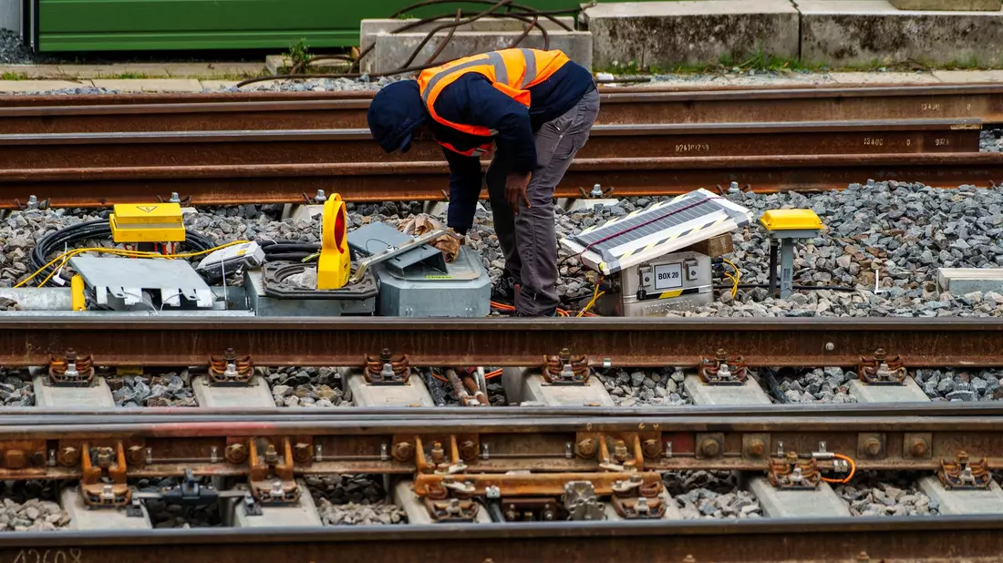Die Deutsche Bahn schiebt einen milliardenschweren Investitionsrückstau vor sich her. (Archivbild) - Bild: Andreas Arnold/dpa
