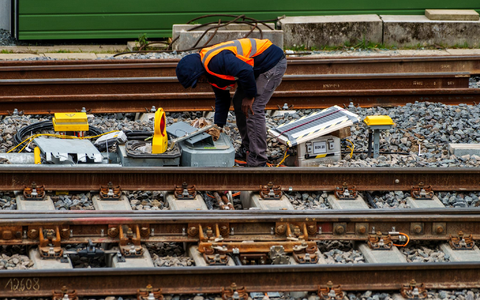 Die Deutsche Bahn schiebt einen milliardenschweren Investitionsrückstau vor sich her. (Archivbild) - Foto: Andreas Arnold/dpa