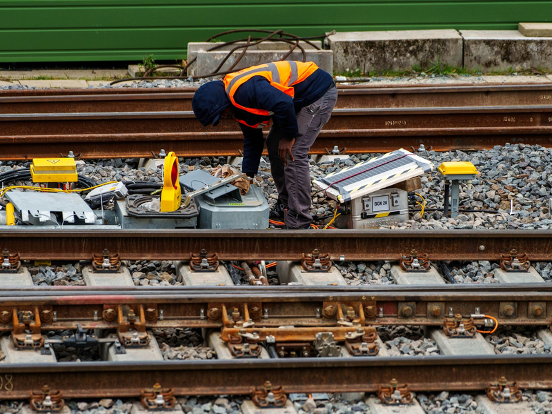 Die Deutsche Bahn schiebt einen milliardenschweren Investitionsrückstau vor sich her. (Archivbild) - Foto: Andreas Arnold/dpa