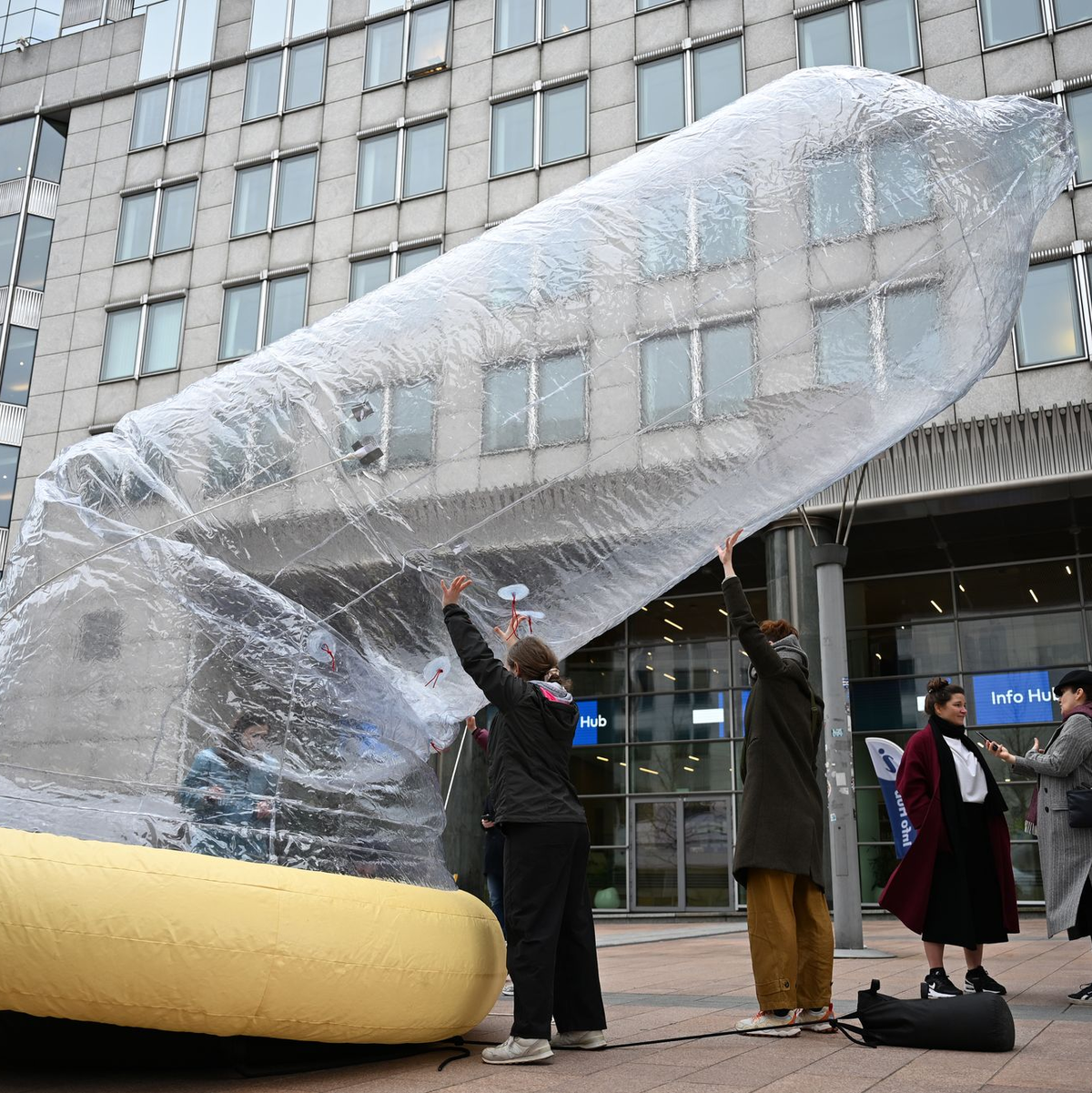 Das Kondom ist mit Luft gefüllt. - Foto: Markus Lenhardt/dpa