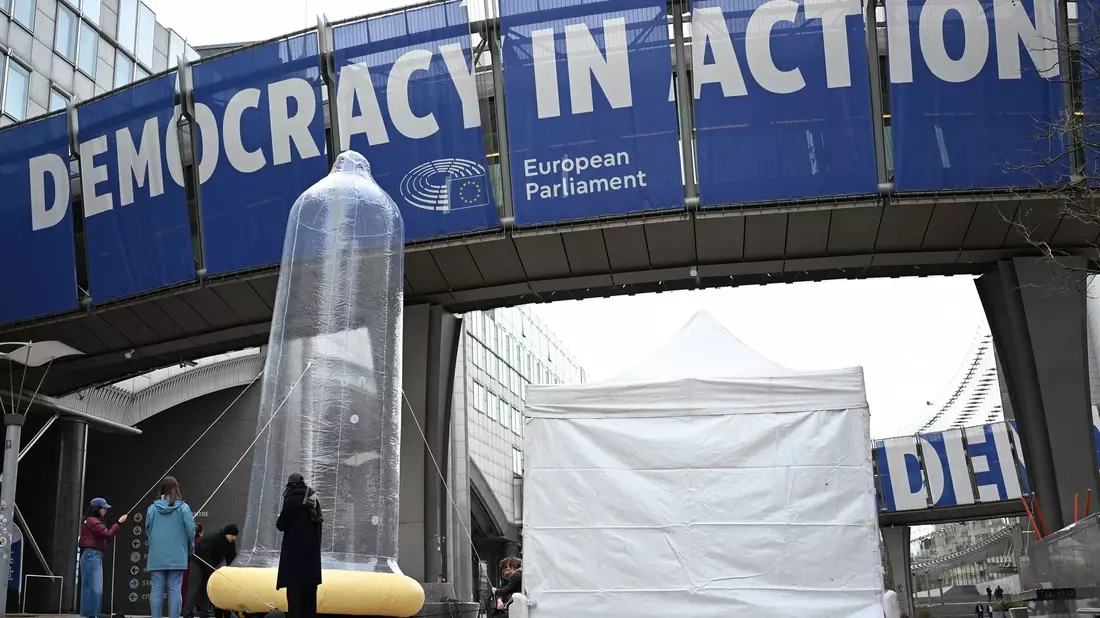 Vor dem EU-Parlament steht ein mit Luft gefülltes Kondom.  - Bild: Markus Lenhardt/dpa