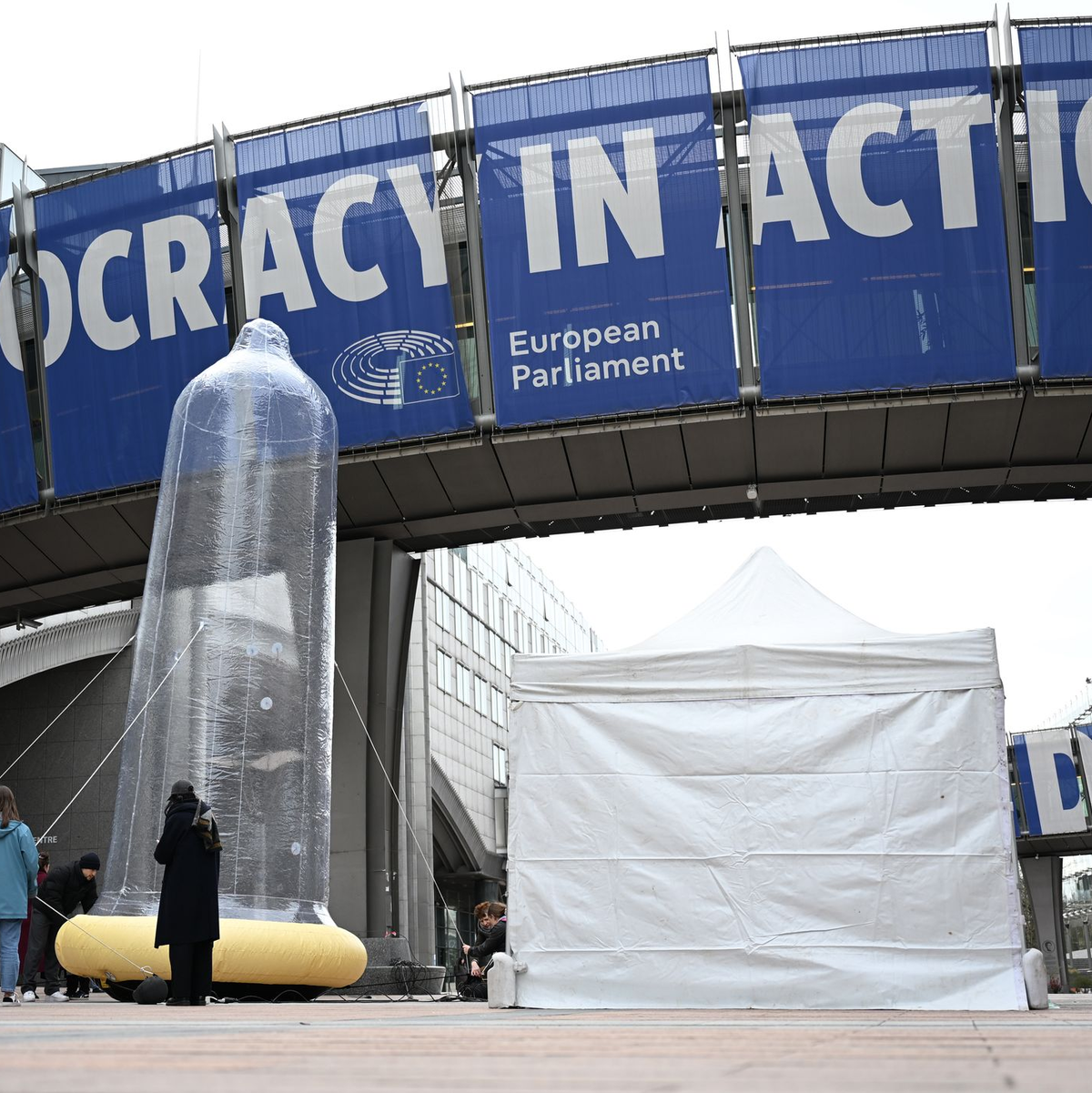 Vor dem EU-Parlament steht ein mit Luft gefülltes Kondom.  - Foto: Markus Lenhardt/dpa